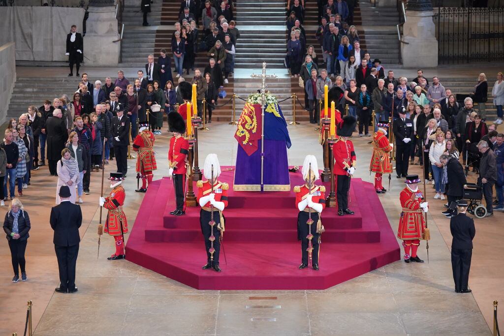 Féretro de Isabel II en la capilla ardiente. (Photo by Yui Mok - WPA Pool/Getty Images)