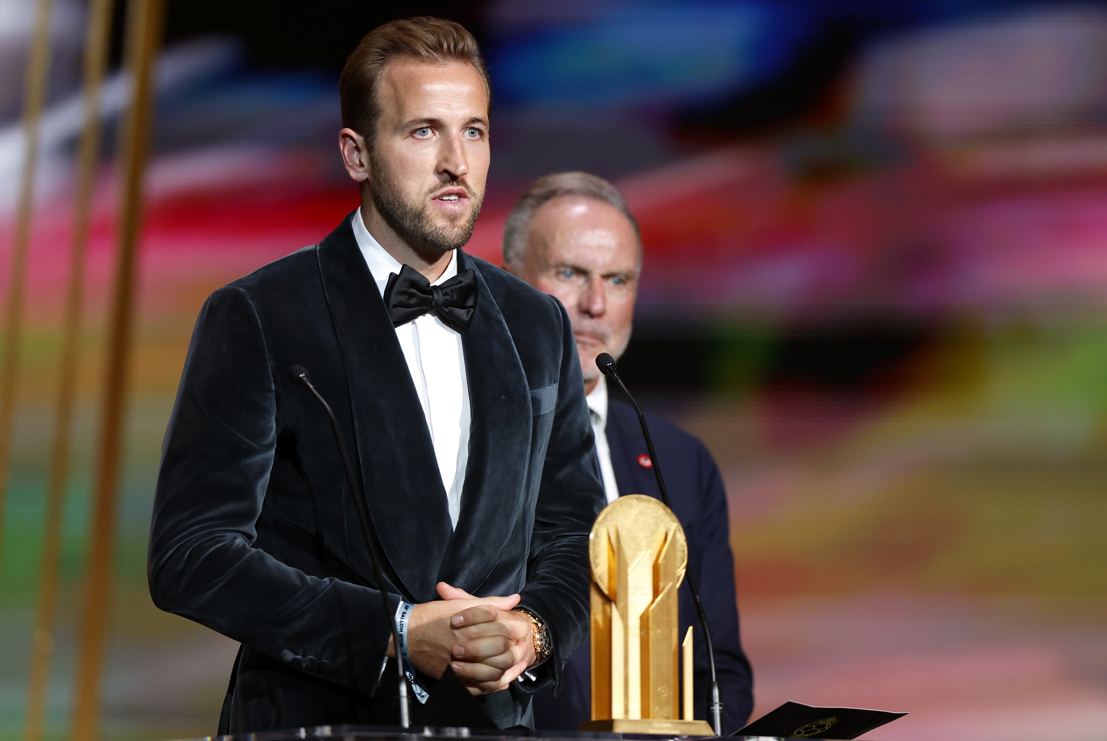 Paris (France), 28/10/2024.- England and Bayern Munich forward Harry Kane receives the Gerd Mueller Trophy for the best striker at the Ballon d'Or 2024 ceremony at the Theatre du Chatelet in Paris, France, 28 October 2024. Kane and French forward Kylian Mbappe are joint winners of the trophy. Mbappe was not present at the ceremony. (Francia) EFE/EPA/MOHAMMED BADRA