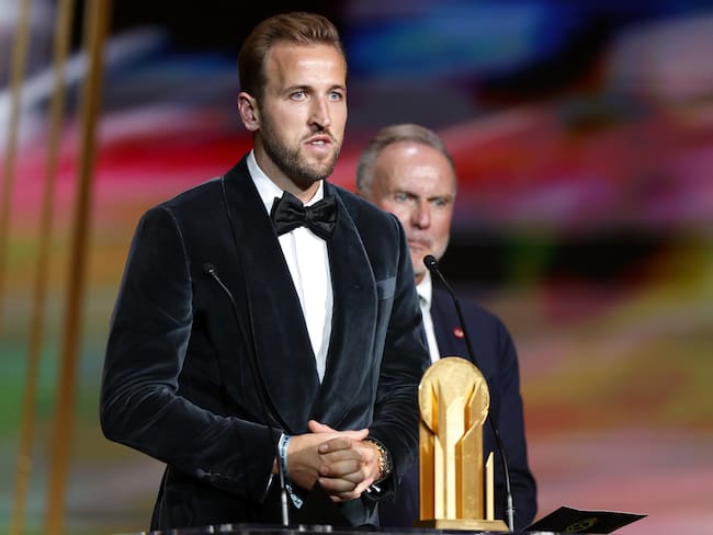 Paris (France), 28/10/2024.- England and Bayern Munich forward Harry Kane receives the Gerd Mueller Trophy for the best striker at the Ballon d'Or 2024 ceremony at the Theatre du Chatelet in Paris, France, 28 October 2024. Kane and French forward Kylian Mbappe are joint winners of the trophy. Mbappe was not present at the ceremony. (Francia) EFE/EPA/MOHAMMED BADRA