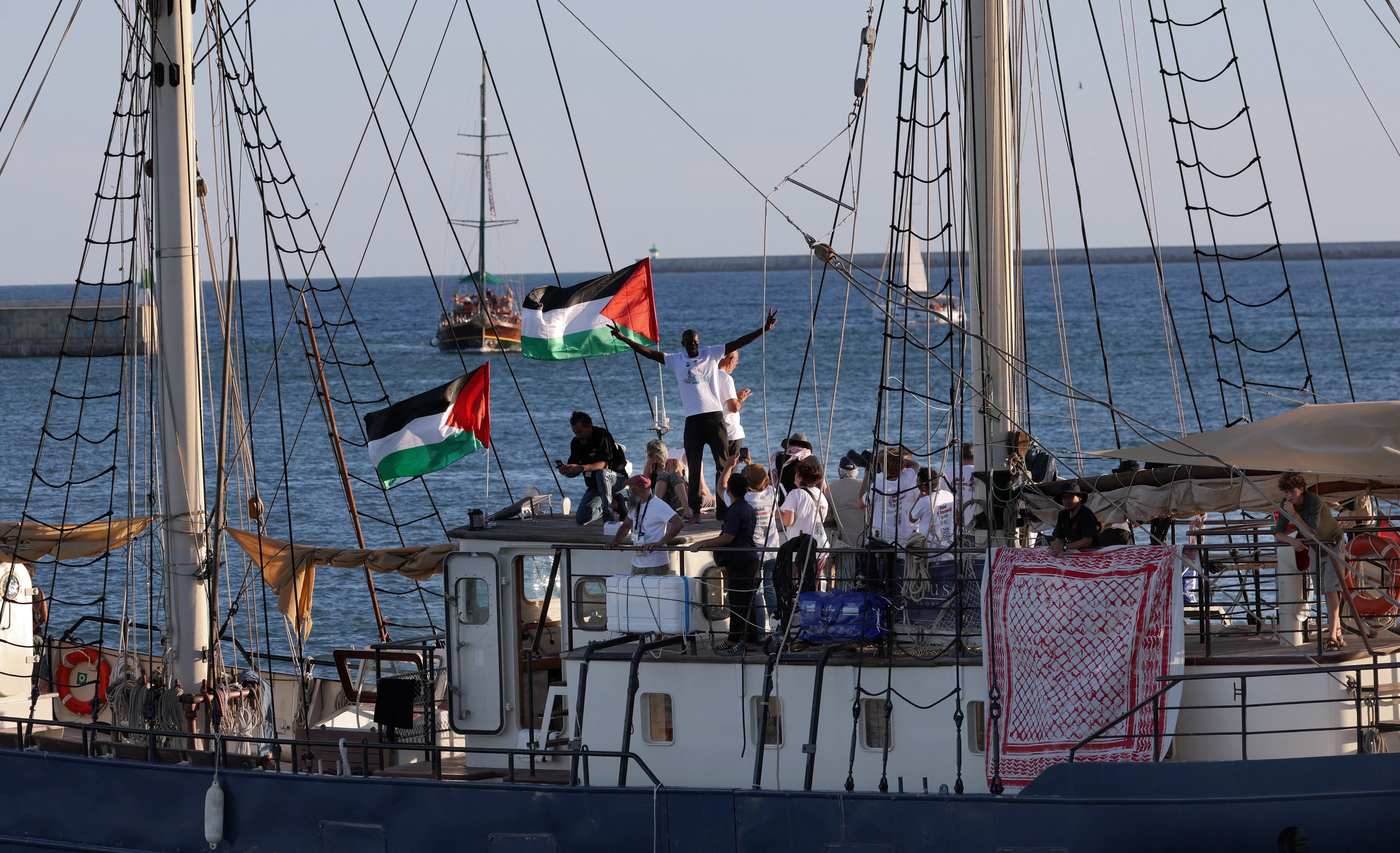 The first vessel "Sirius" of a civilian flotilla, carrying pro-Palestinian activists and humanitarian aid and aiming to break the Israeli blockade of the Gaza Strip, leaves the Barcelona port on September 1, 2025, after being forced to return due to bad weather. Fierce Mediterranean winds forced back to Barcelona a Gaza-bound flotilla carrying humanitarian aid and hundreds of pro-Palestinian activists including environmental campaigner Greta Thunberg, organisers said today. Some 20 vessels left Barcelona yesterday aiming to "open a humanitarian corridor and end the ongoing genocide of the Palestinian people" amid the Israel-Hamas war, said the Global Sumud Flotilla -- sumud being the Arabic term for "resilience". (Photo by Lluis GENE / AFP)