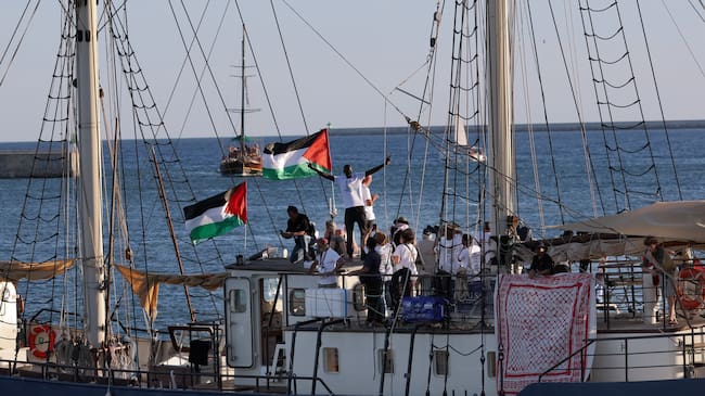 The first vessel "Sirius" of a civilian flotilla, carrying pro-Palestinian activists and humanitarian aid and aiming to break the Israeli blockade of the Gaza Strip, leaves the Barcelona port on September 1, 2025, after being forced to return due to bad weather. Fierce Mediterranean winds forced back to Barcelona a Gaza-bound flotilla carrying humanitarian aid and hundreds of pro-Palestinian activists including environmental campaigner Greta Thunberg, organisers said today. Some 20 vessels left Barcelona yesterday aiming to "open a humanitarian corridor and end the ongoing genocide of the Palestinian people" amid the Israel-Hamas war, said the Global Sumud Flotilla -- sumud being the Arabic term for "resilience". (Photo by Lluis GENE / AFP)