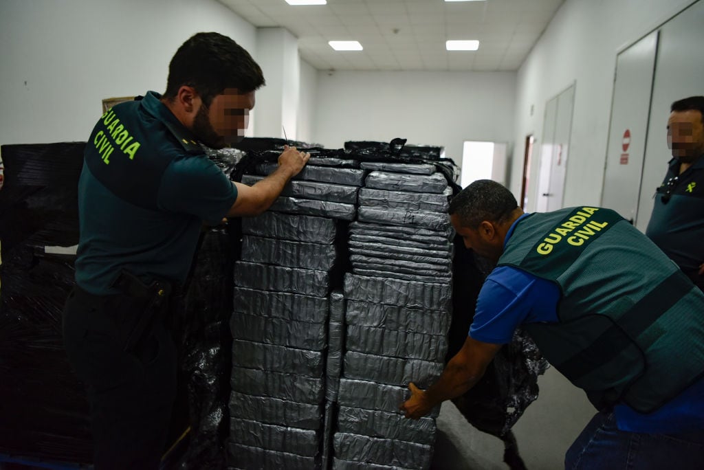Foto Referencia: Agentes de la Guardia Civil con un cargamento de estupefacientes incautado. (Photo By Antonio Sempere/Europa Press via Getty Images)