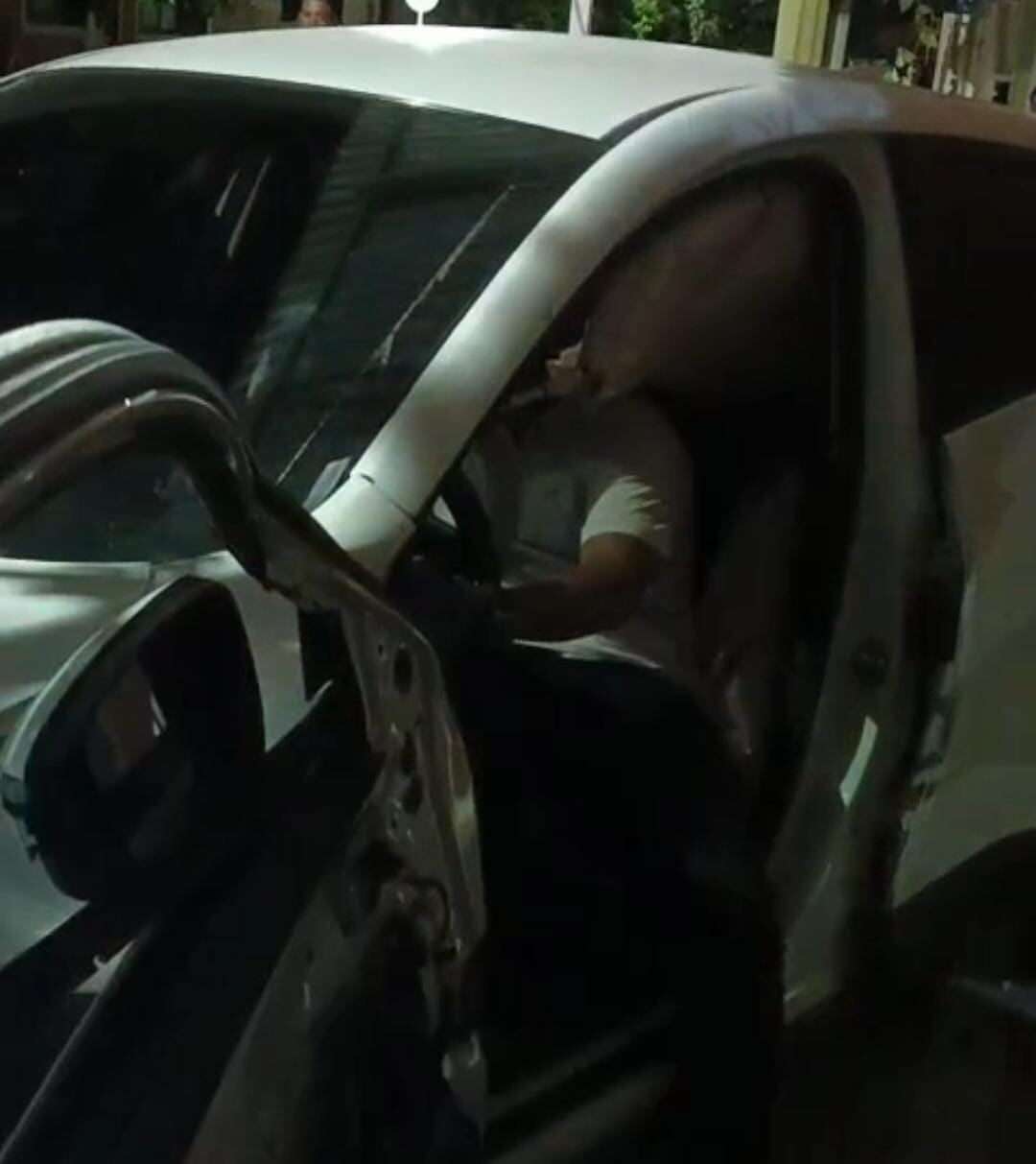 En la madrugada de este domingo un hombre, quien sería el Inspector de Policía de Puerto Boyacá, chocó su vehículo con una vivienda / Foto. Suministrada.