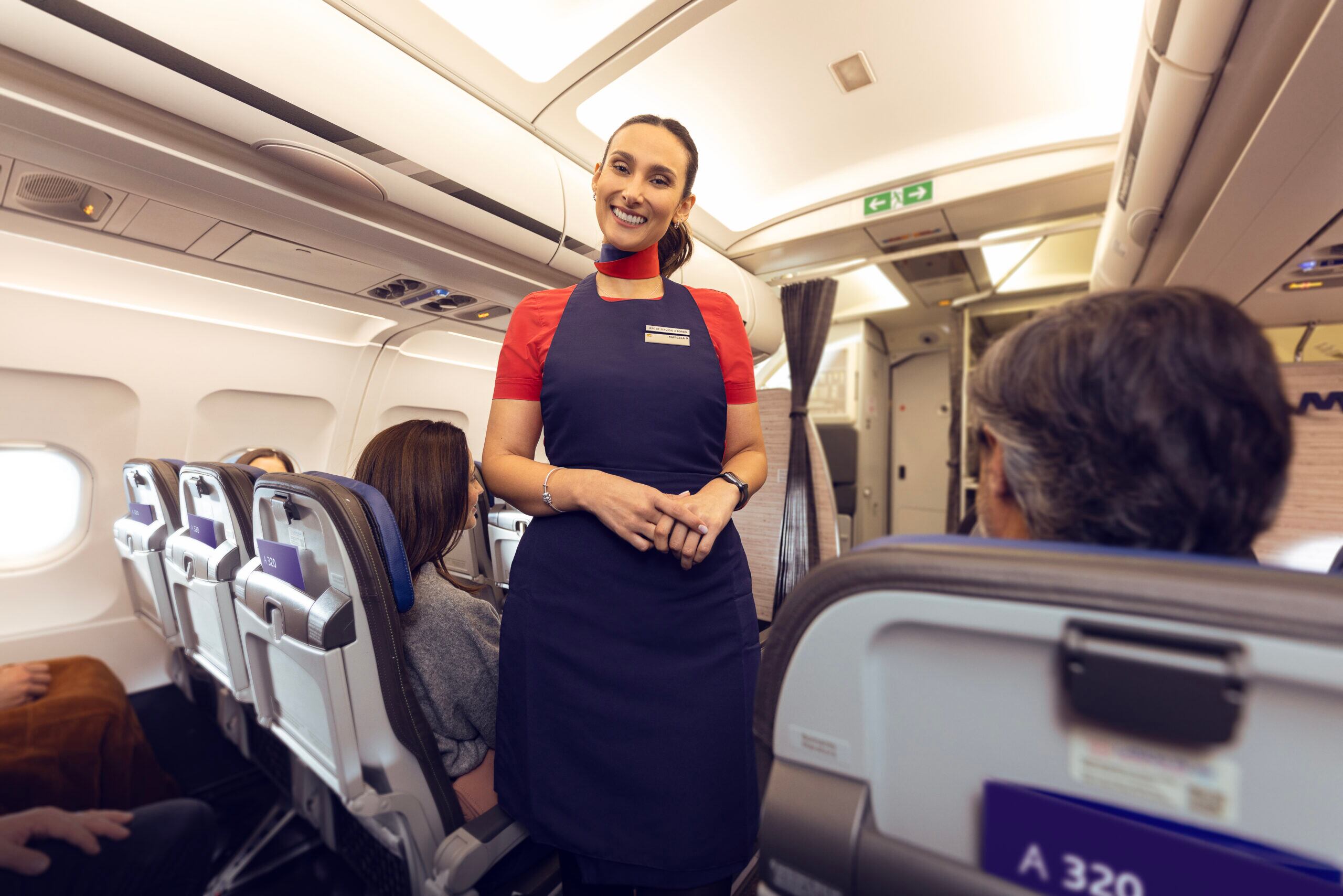 Los uniformes que deja la tripulación de LATAM Airlines son transformados en nuevos productos