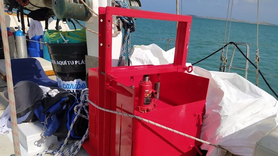 Esta prensa compacta hasta 40 kilos de plástico y los convierte en cubos. Así se entregará lo recogido en el mar para su disposición o transformación.. Foto: Augusto Puello