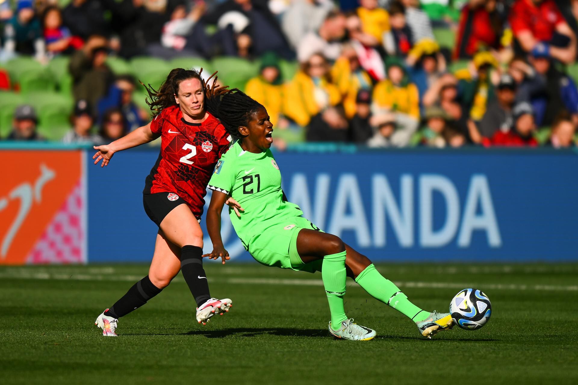 Allysha Chapman (izquierda) de Canadá y Esther Okoronkwo (derecha) de Nigeria durante el partido por el Mundial femenino 2023. Foto: EFE/EPA/MORGAN HANCOCK AUSTRALIA AND NEW ZEALAND OUT.