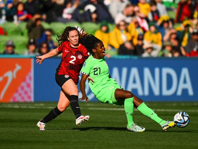 Allysha Chapman (izquierda) de Canadá y Esther Okoronkwo (derecha) de Nigeria durante el partido por el Mundial femenino 2023. Foto: EFE/EPA/MORGAN HANCOCK AUSTRALIA AND NEW ZEALAND OUT.