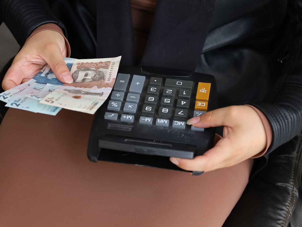 ¿De cuánto es la suma máxima de dinero en efectivo que se puede transportar en Colombia?