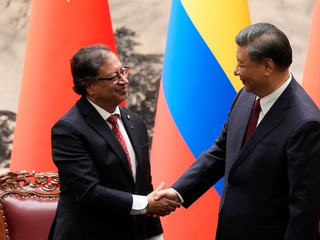 Gustavo Petro y Xi Jinping, presidentes de Colombia y China, respectivamente. (Foto: Ken Ishii / POOL / AFP vía Getty Images).