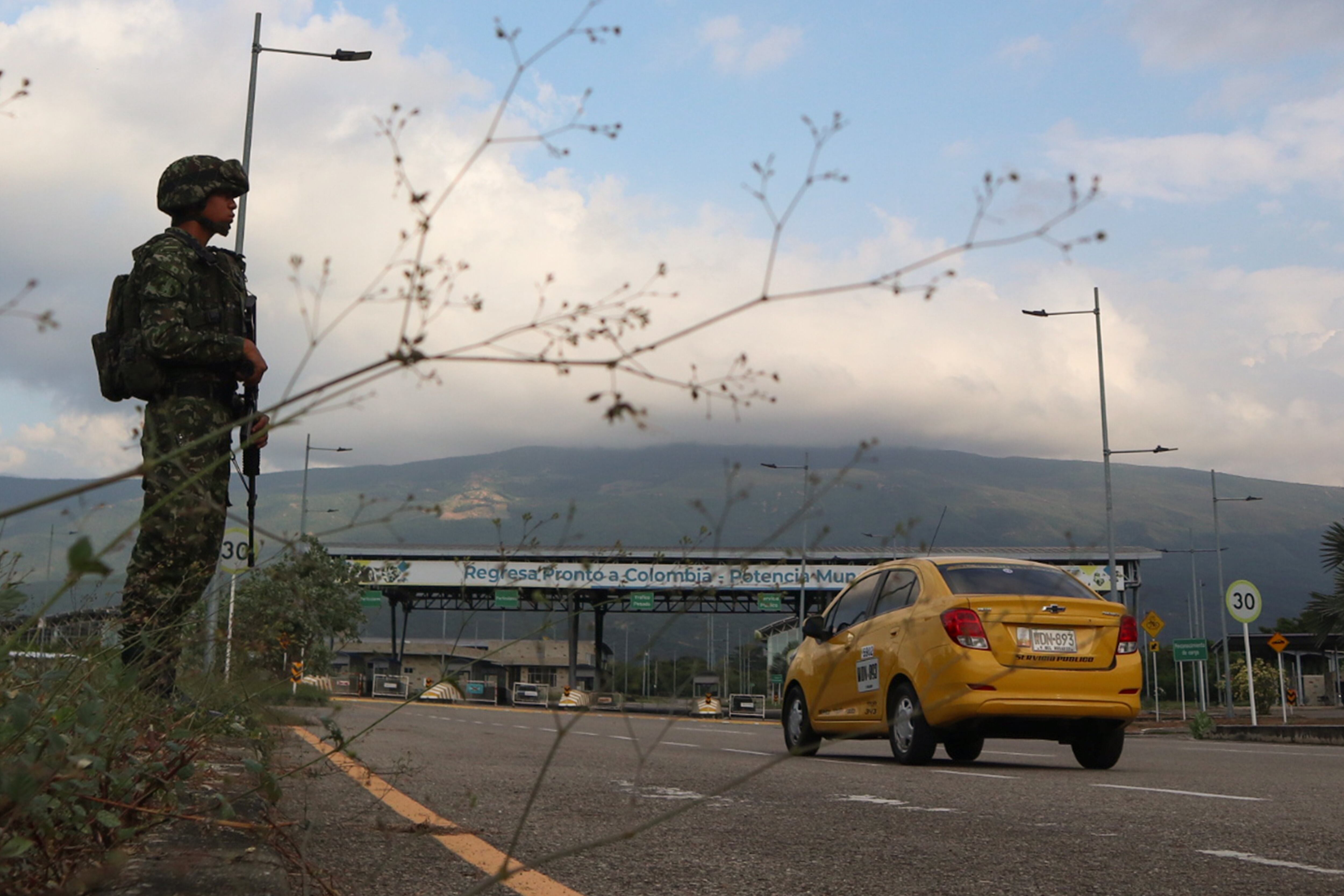 CÚCUTA (COLOMBIA), 09/01/2025.- Un miembro del Ejército colombiano vigila un puesto de control cerca al puente Internacional Atanasio Girardot, que une a Cúcuta (Colombia) con el estado Táchira (Venezuela).