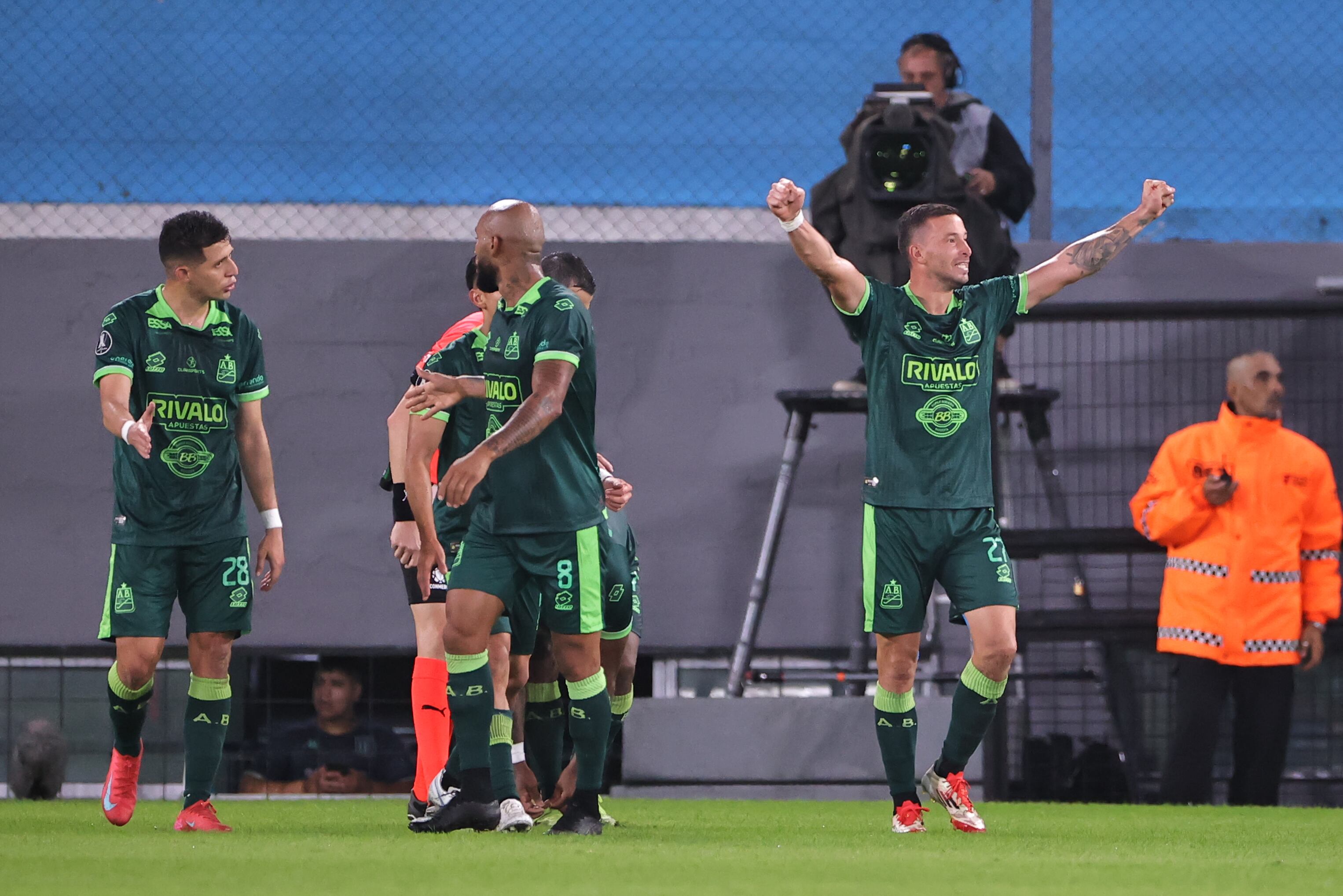Jugadores de Atlético Bucaramanga celebran en el segundo partido de la fase de grupos de la Copa Libertadores ante Racing. FOTO: EFE/ Juan Ignacio Roncoroni
