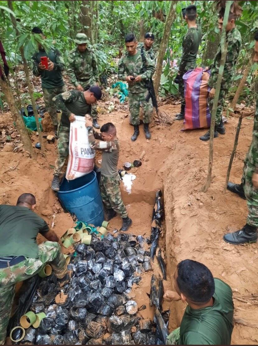 Ejército desmanteló taller con más de 2 mil minas antipersonales en el departamento del Meta. Foto: Cuenta de Twitter del Alto Comisionado para La Paz, Juan Camilo Restrepo. @Juancamilorpog