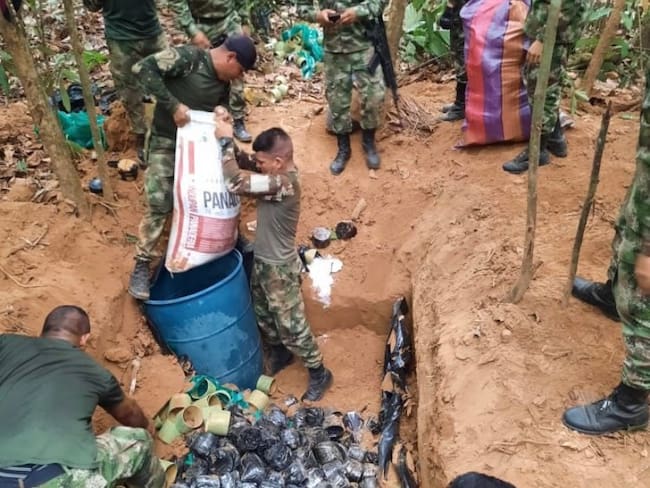 Ejército desmanteló taller con más de 2 mil minas antipersonales en el departamento del Meta. Foto: Cuenta de Twitter del Alto Comisionado para La Paz, Juan Camilo Restrepo. @Juancamilorpog