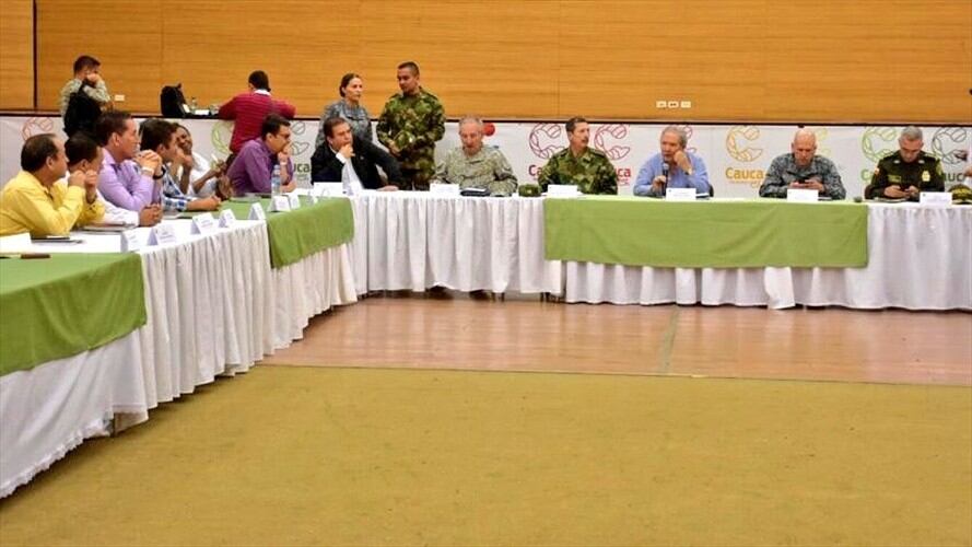 El Ministro se reunió con el gobernador Oscar Campo, 10 alcaldes y delegados de la Fiscalía, la Procuraduría, la Defensoría, gremios y otros sectores de la región. Foto: Gobernación del Cauca
