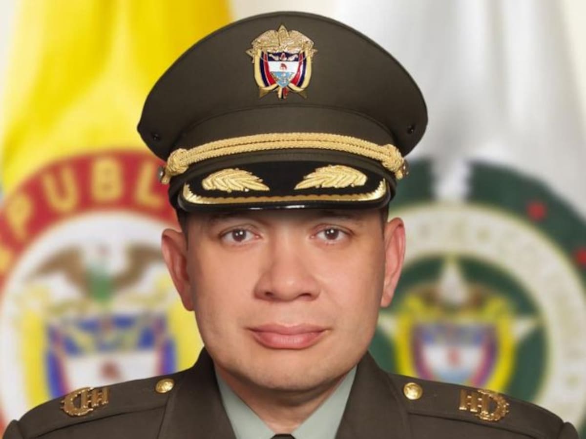 Coronel Carlos Feria llega a la Escuela de Protección mientras se define su futuro en la Policía