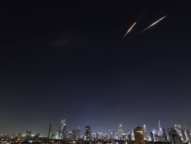 Misiles balísticos vistos en el cielo de Tel Aviv. Foto: EFE/EPA/ABIR SULTAN