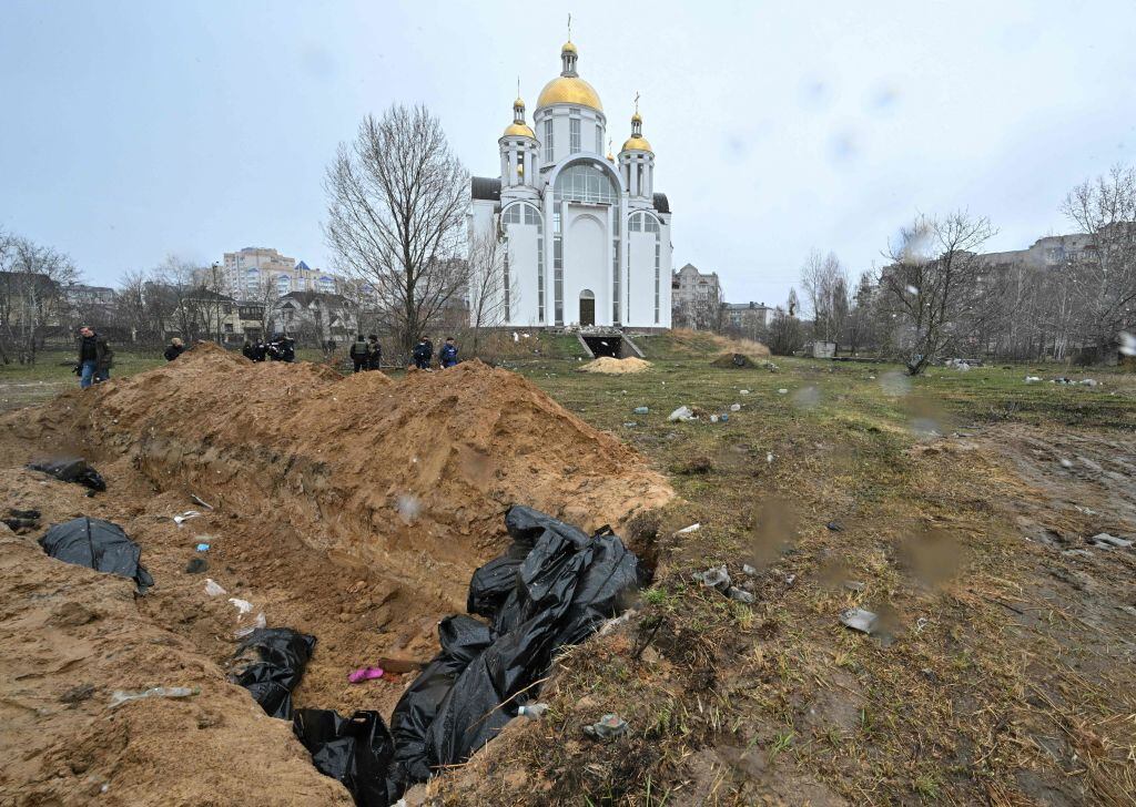 fosa común detrás de una iglesia en la ciudad de Bucha, al noroeste de la capital ucraniana (Photo by Sergei SUPINSKY / AFP) (Photo by SERGEI SUPINSKY/AFP via Getty Images)