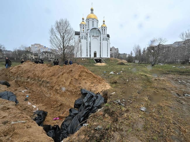 fosa común detrás de una iglesia en la ciudad de Bucha, al noroeste de la capital ucraniana (Photo by Sergei SUPINSKY / AFP) (Photo by SERGEI SUPINSKY/AFP via Getty Images)