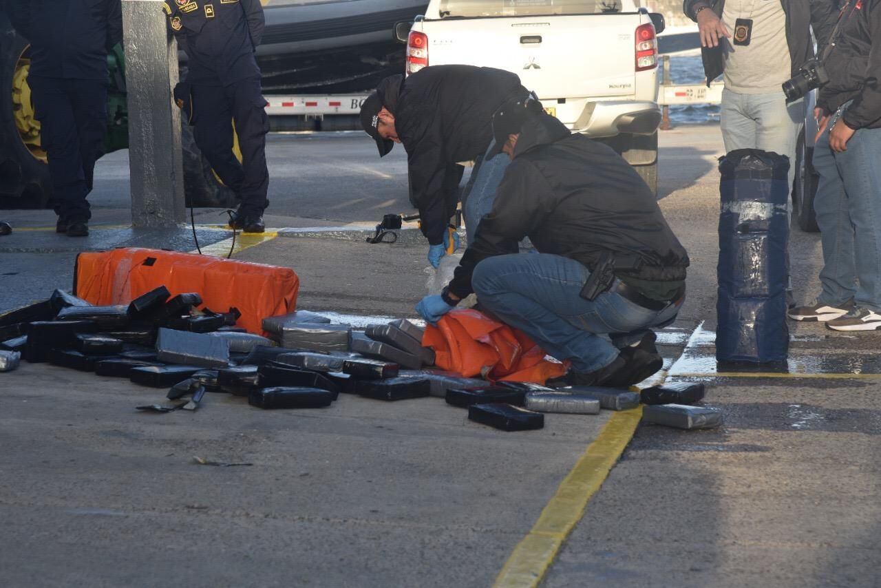 La droga fue camuflada en siete tulas ubicadas en la caja de mar de la embarcación. Crédito: Cortesía.