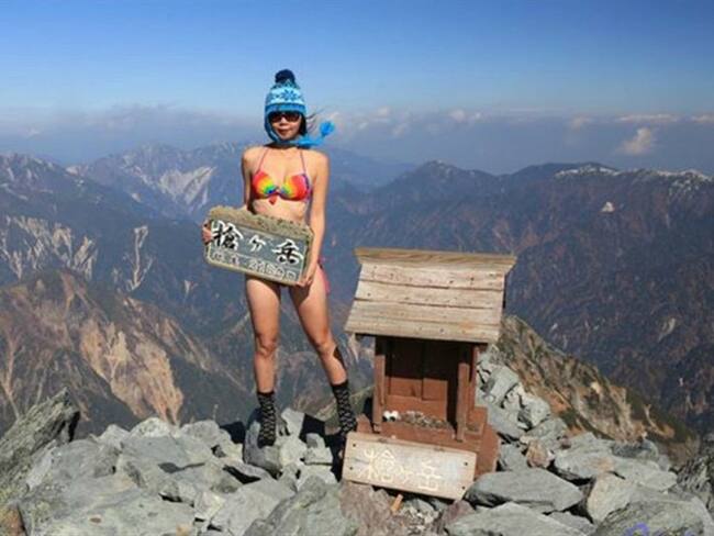 La escaladora taiwanesa, reconocida por escalar en ropa de baño, acabó muriendo de frío en la montaña más alta de Taiwán tras caerse a un abismo.. Foto: Facebook