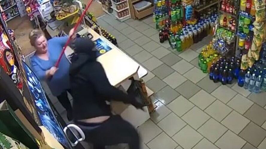 ¡Trapero vs pistola!, así fue como esta mujer defendió su tienda de un ladrón. Foto: Captura de pantalla