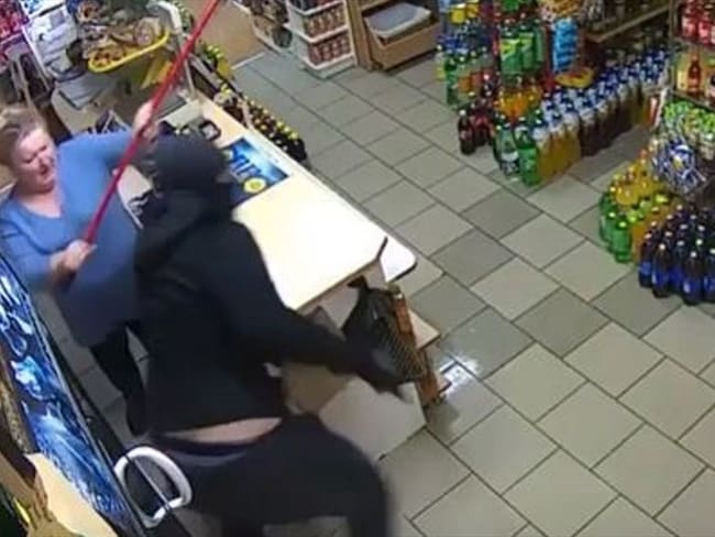 ¡Trapero vs pistola!, así fue como esta mujer defendió su tienda de un ladrón. Foto: Captura de pantalla