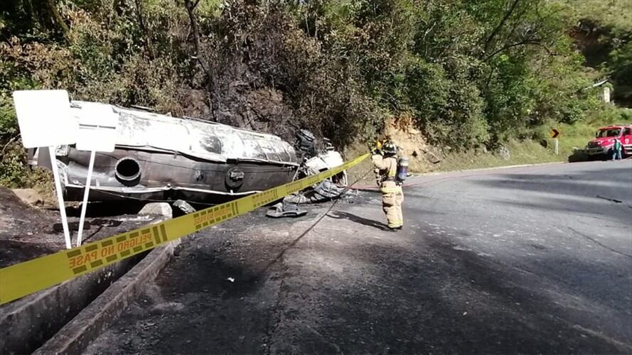 El accidente se registró a la altura del kilómetro 8 de la vía Popayán - Coconuco . Foto: Bomberos Popayán
