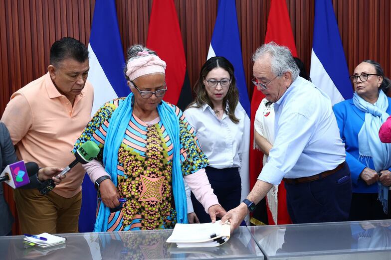 El presidente del parlamento, recibe una propuesta de reforma parcial a la Constitución Política. Foto: EFE