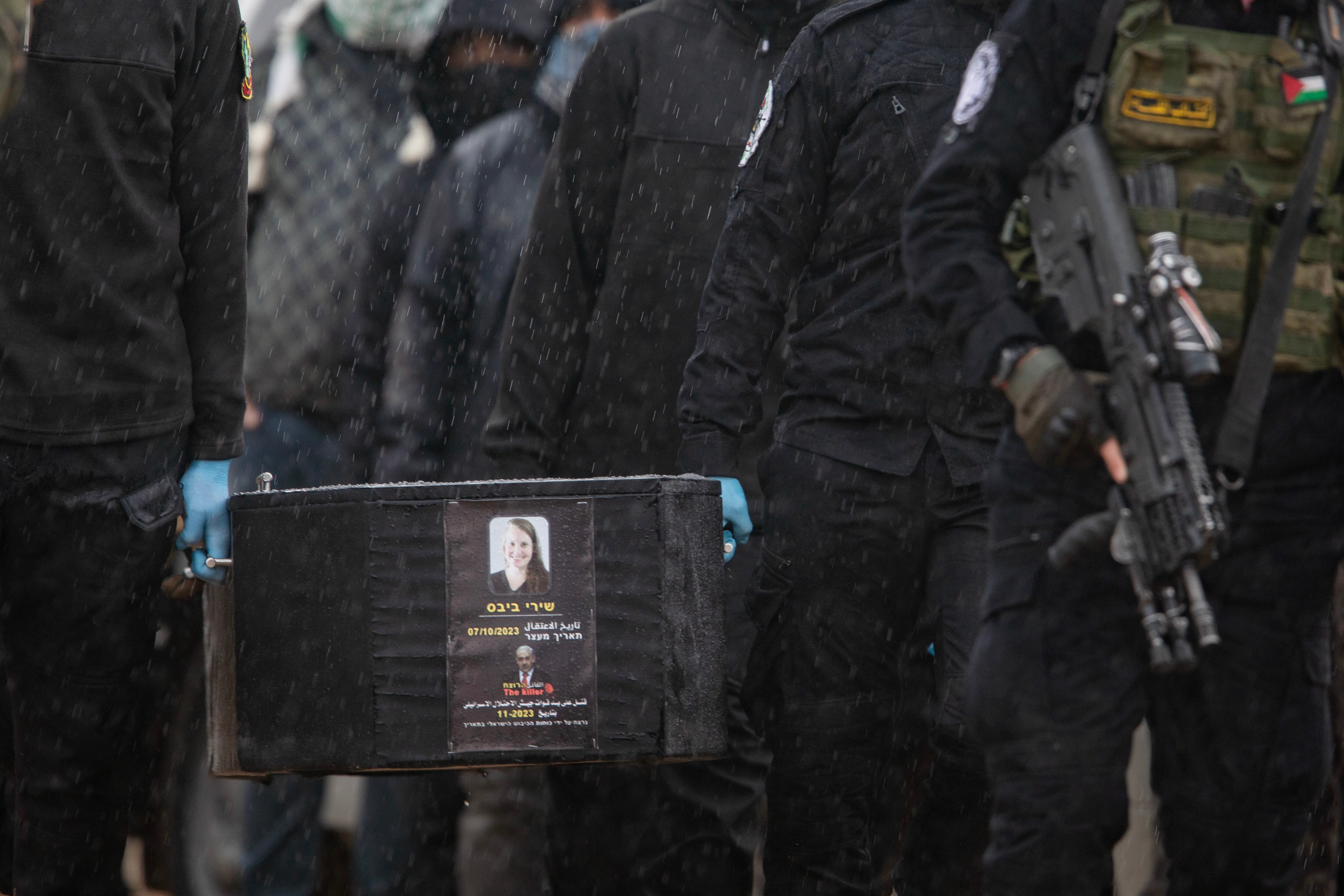 GAZA (-), 20/02/2025.- Combatientes palestinos transportan un ataúd con el cuerpo de Shiri Bibas antes de entregarlo a la Cruz Roja en Khan Yunis.