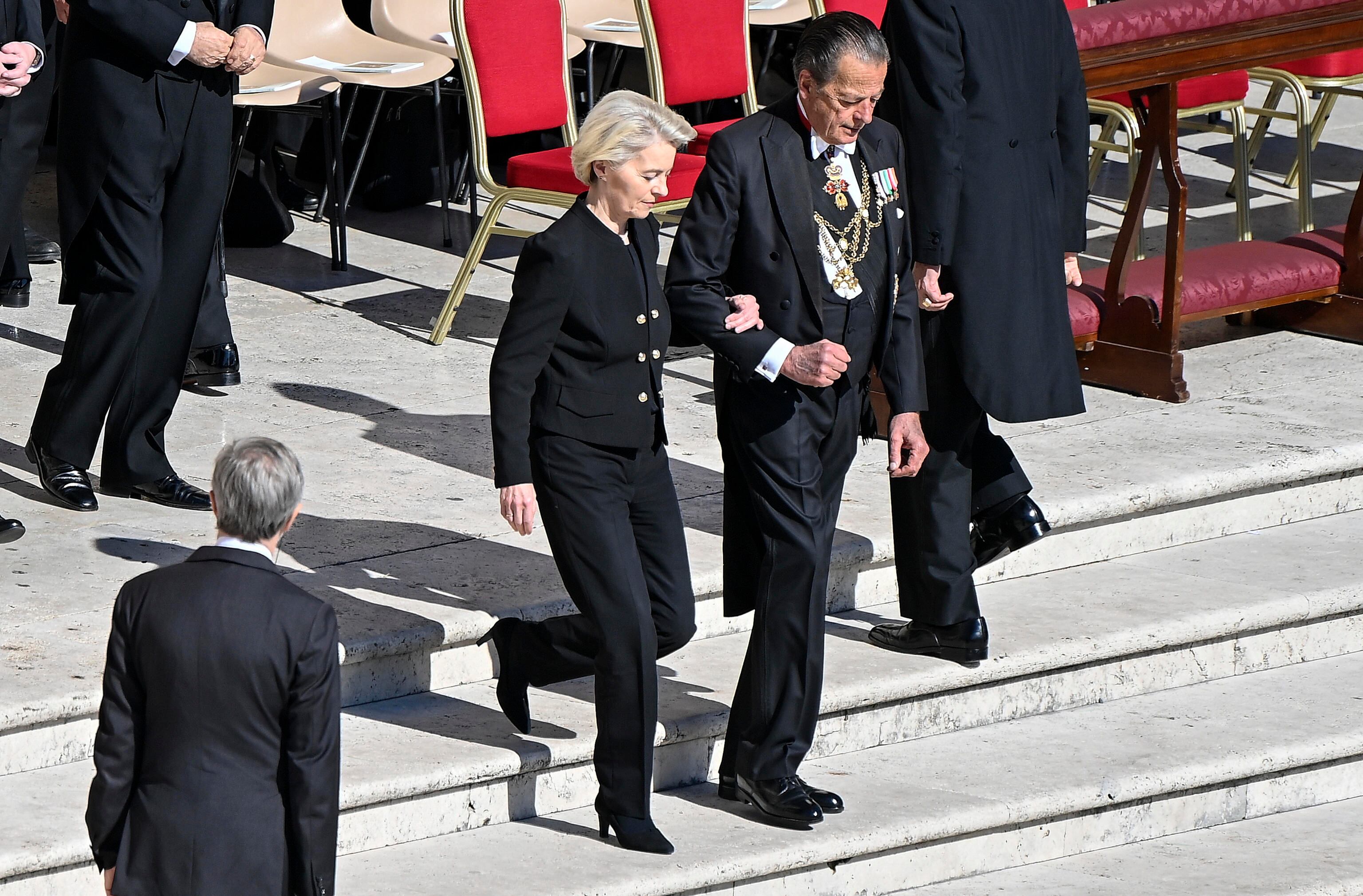 “El papa Francisco construyó puentes, podemos caminarlos”: Von der Leyen, tras el funeral