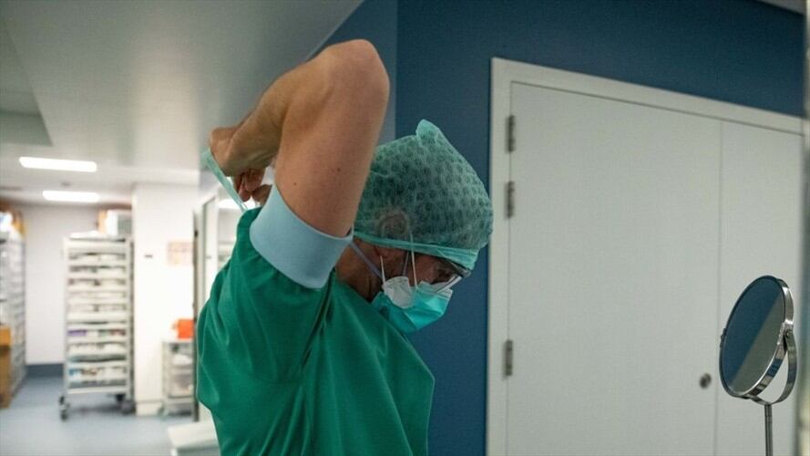 Sandra Rojas, madre del doctor Carlos Nieto, Allyzon Beltrán, médico cirujano y el Dr. Camilo Prieto hablaron sobre la necesidad de darle garantías a los profesionales de la salud.. Foto: Getty Images