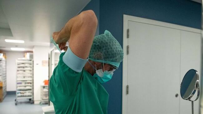 Sandra Rojas, madre del doctor Carlos Nieto, Allyzon Beltrán, médico cirujano y el Dr. Camilo Prieto hablaron sobre la necesidad de darle garantías a los profesionales de la salud.. Foto: Getty Images