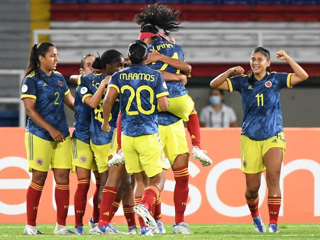 Colombian players celebrate after scoring against Ecuador during the Women&#039;s Copa America first round football match at the Pascual Guerrero stadium in Cali, Colombia, on July 17, 2022. (Photo by Juan BARRETO / AFP) (Photo by JUAN BARRETO/AFP via Getty Images)