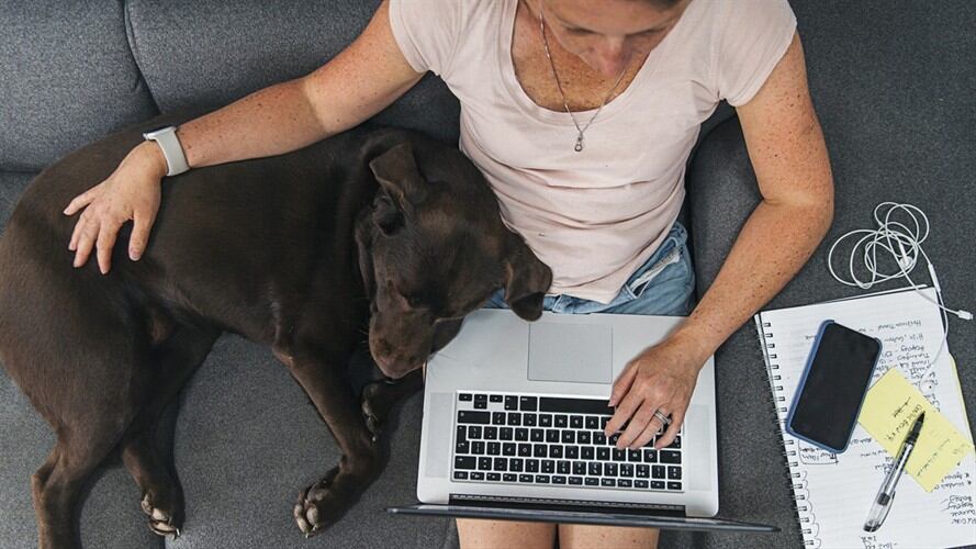 A finales del mes de marzo fue aprobado el marco regulatorio del trabajo desde casa. Foto: Getty Images / JUSTIN PAGET