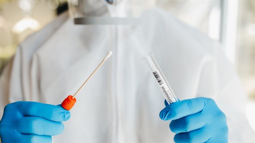 La Procuraduría y la Contraloría establecieron que 18.548 muestras para COVID-19 en el país no pudieron ser procesadas por presentar fallas. Foto: Getty Images