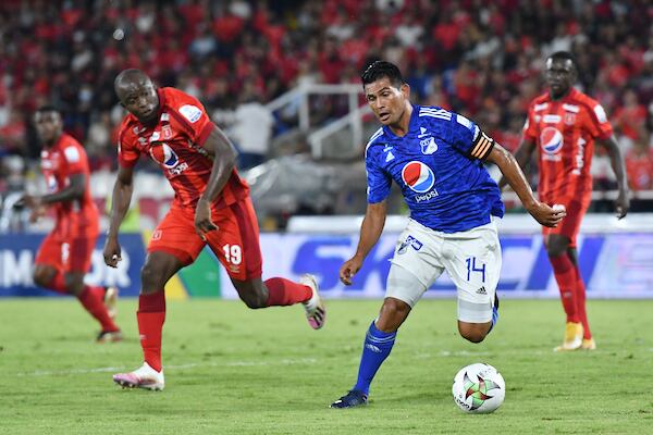 David Silva del Millonarios disputa el balón con Luis Paz del América durante partido por la fecha 14 de la liga colombiana (Foto: VizzorImage / Nelson Ríos / Cont)