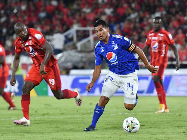 David Silva del Millonarios disputa el balón con Luis Paz del América durante partido por la fecha 14 de la liga colombiana (Foto: VizzorImage / Nelson Ríos / Cont)