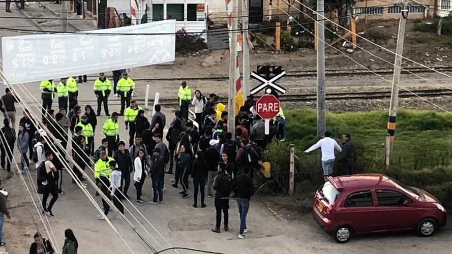 Policías y estudiantes, antes de enfrentamiento en la avenida norte en Tunja.. Foto: W