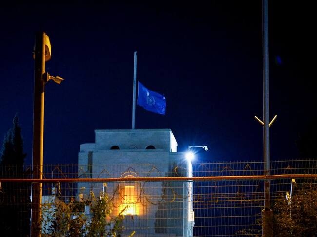 La ONU baja las banderas a media asta en duelo por sus empleados muertos en Gaza. Foto: Getty Images.