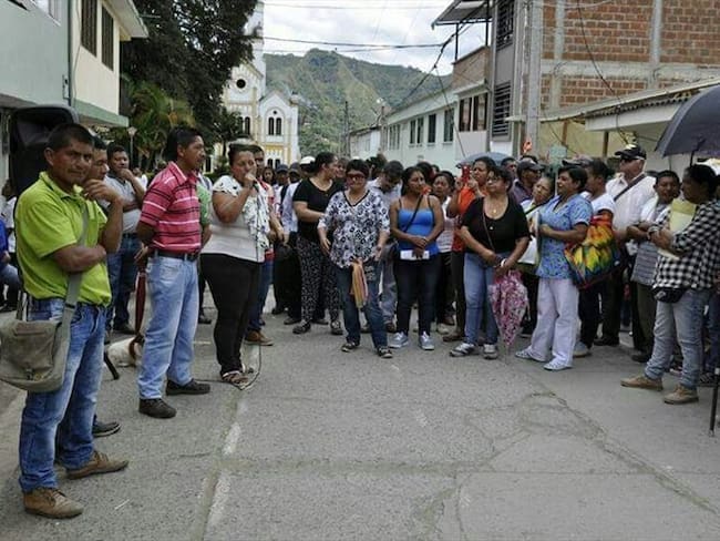 Retienen vehículos de la Compañía Energética en Inzá, Cauca. Foto: Cortesía Hilda Peña