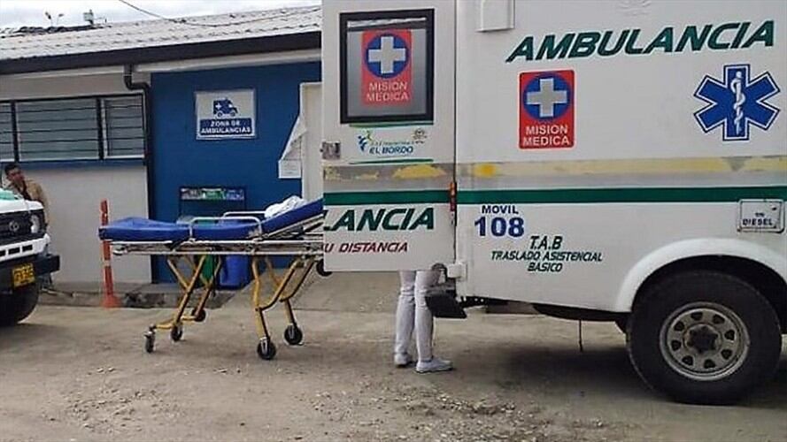 La ambulancia perteneciente al Hospital de El Bordo fue interceptada por individuos que se dieron a la fuga . Foto: Hospital de El Bordo