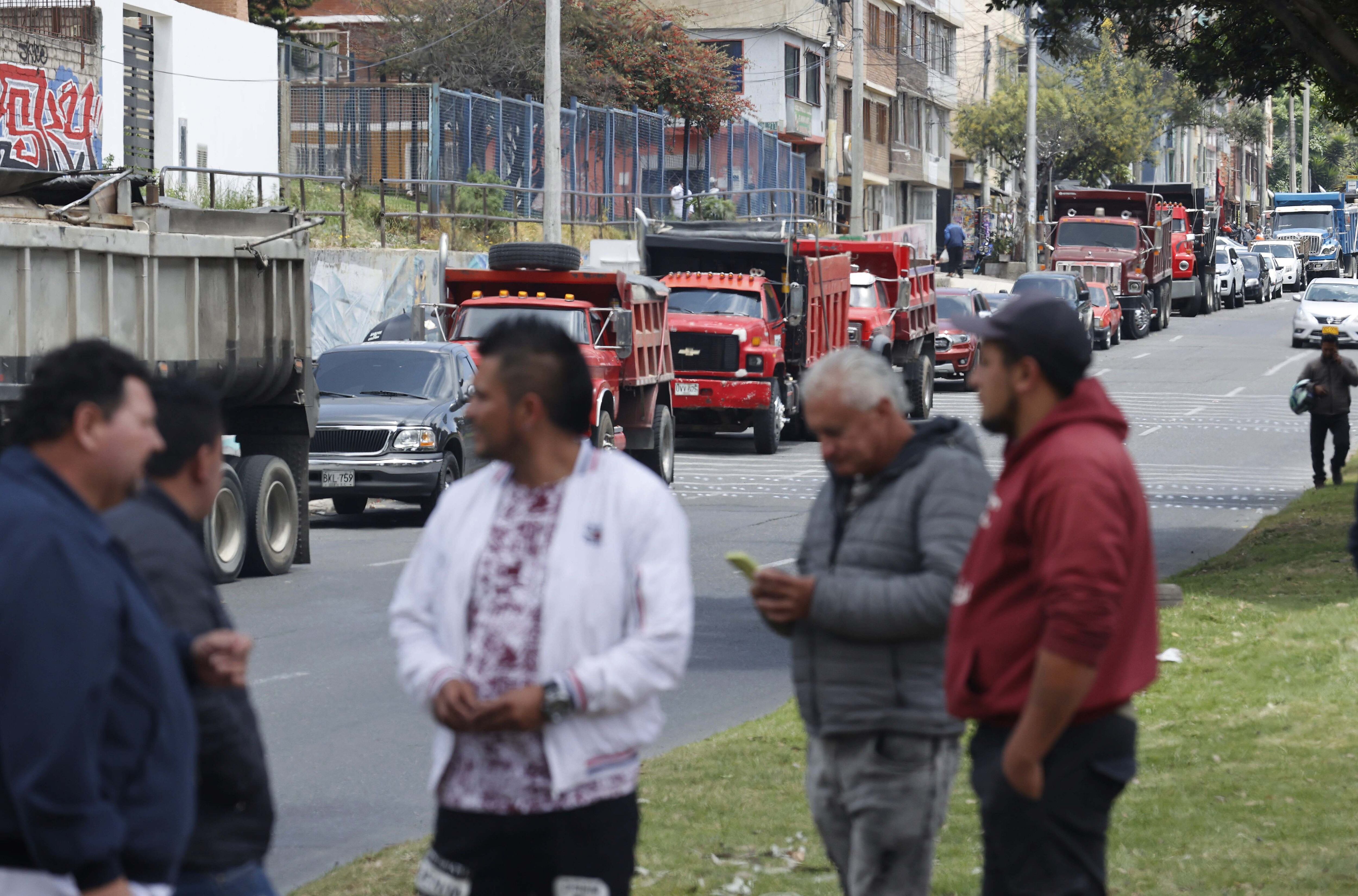AME5151. BOGOTÁ (COLOMBIA), 02/09/2024.- Camioneros participan en una manifestación este lunes en Bogotá (Colombia). Centenares de camioneros colombianos bloquean parcialmente cinco de las principales carreteras del país para protestar por el incremento en los precios de los combustibles, principalmente el diésel, que comenzó a regir el sábado pasado. EFE/Mauricio Dueñas Castañeda