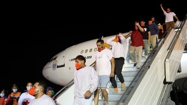 AME3365. CARACAS (VENEZUELA), 28/03/2025.- Fotografía cedida por Prensa del Ministerio de Interior, Justicia y Paz, donde se observa a migrantes bajar de un avión este viernes, en el Aeropuerto Internacional Simón Bolívar, en La Guaira (Venezuela). Un avión con 178 migrantes venezolanos -165 hombres y 13 mujeres- deportados por EE.UU. aterrizó la madrugada de este viernes en el país caribeño, el segundo grupo repatriado luego de la reanudación de estos vuelos, anunciada el pasado fin de semana por Caracas. EFE/ PRENSA MINISTERIO INTERIOR JUSTICIA Y PAZ/SOLO USO EDITORIAL/NO VENTAS/SOLO DISPONIBLE PARA ILUSTRAR LA NOTICIA QUE ACOMPAÑA/CRÉDITO OBLIGATORIO