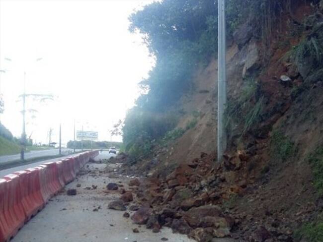 La autopista Medellín - Bogotá fue cerrada el miércoles 28 de diciembre por riesgo de deslizamiento del talud ubicado en el kilómetro 14+350. Foto: Colprensa