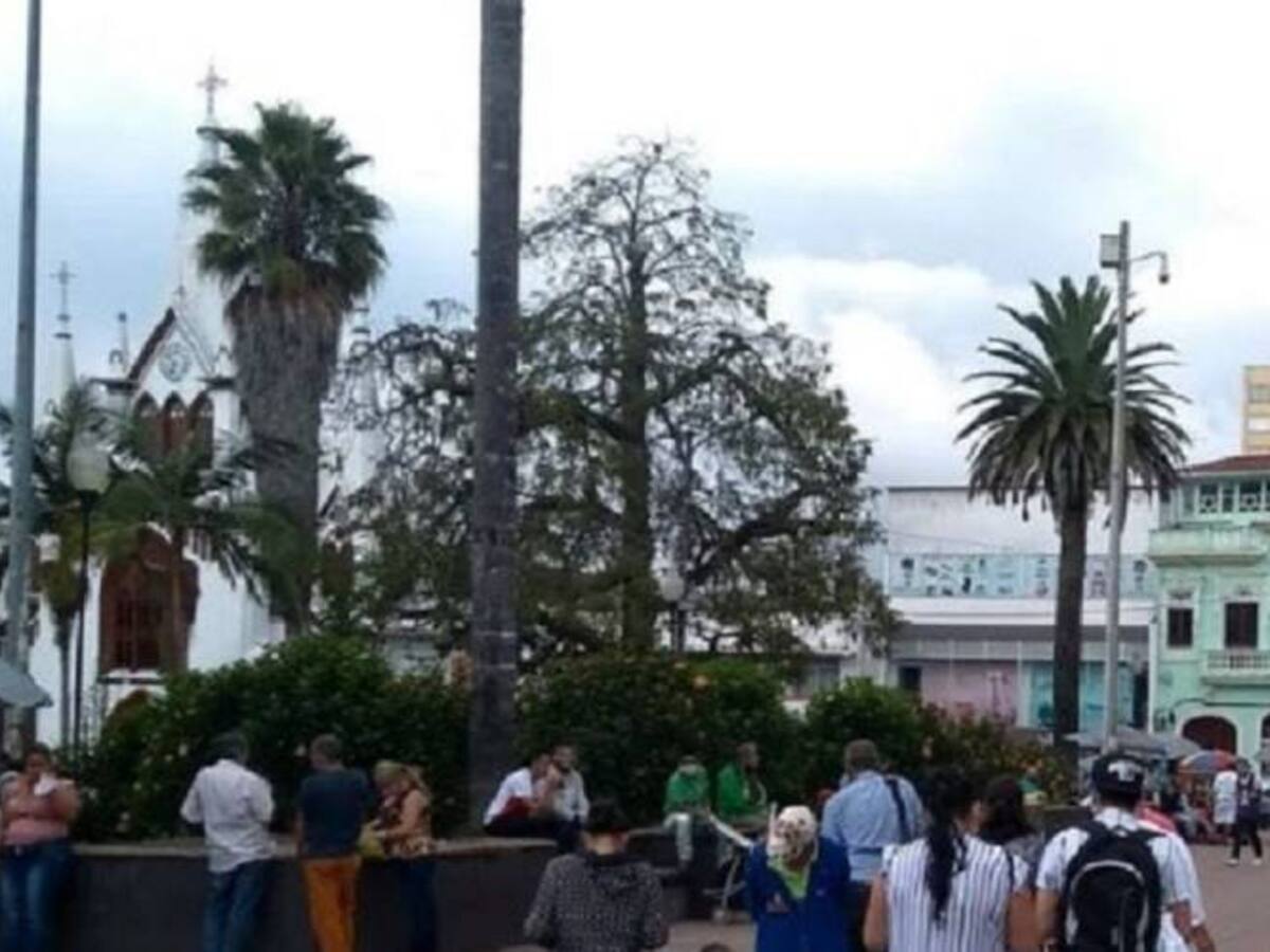 En pleno centro de Manizales hirieron con arma blanca a un agente de Tránsito