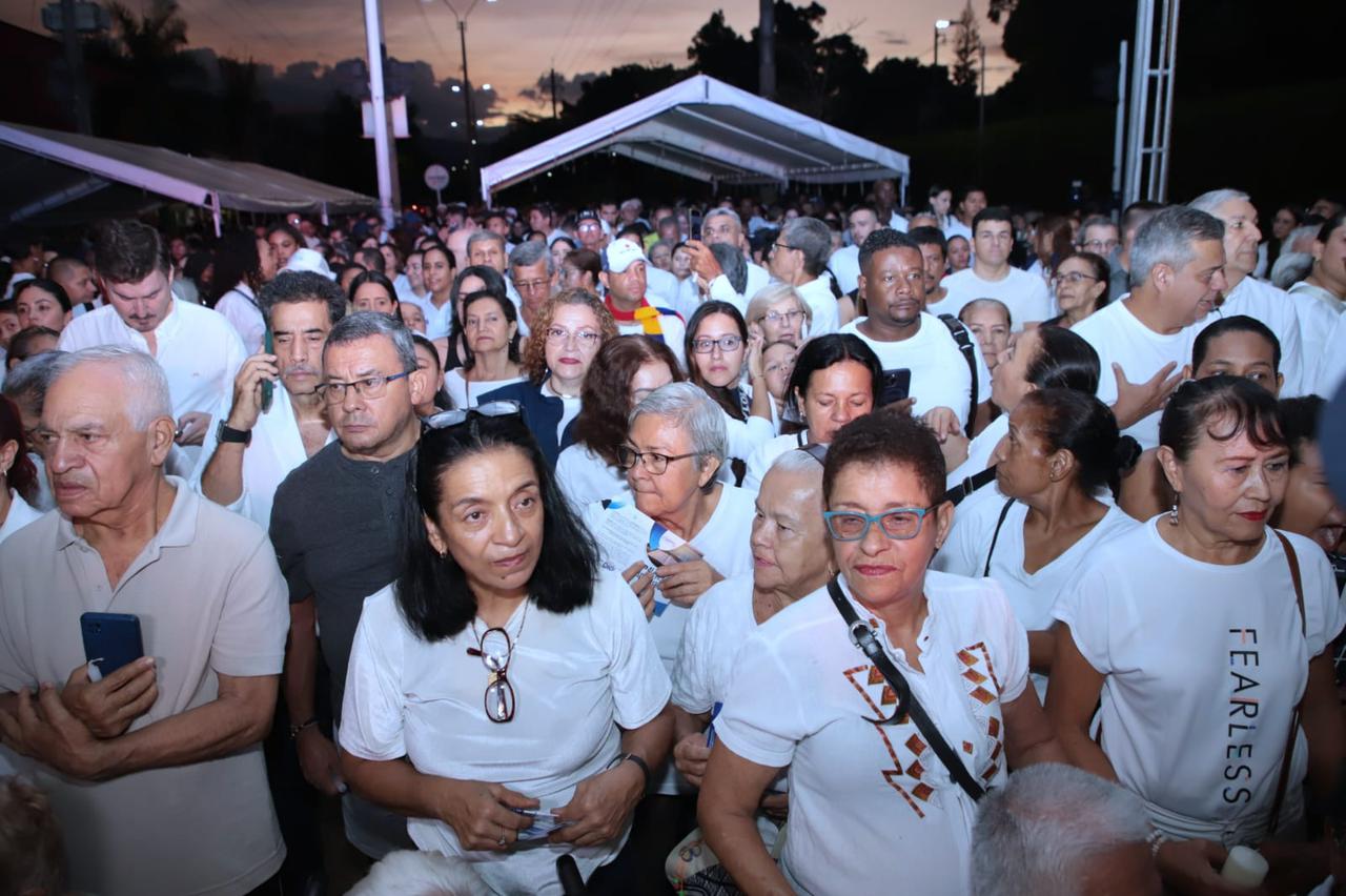 Se adelantó velatón en la Base Aérea Marco Fidel Suárez para rendir homenaje a víctimas de atentado. Foto: suministrada.