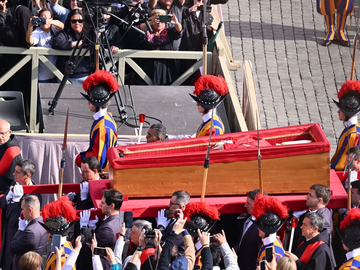 Más de 20.000 personas han pasado ante el ataúd del papa en su primer día en la basílica