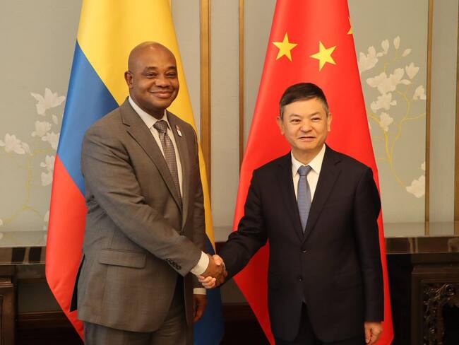 El ministro colombiano de Exteriores, Luis Gilberto Murillo, durante el encuentro mantenido con el ministro de Ambiente y Ecología de China, Huang Runqiu en Pekín. Foto: EFE.