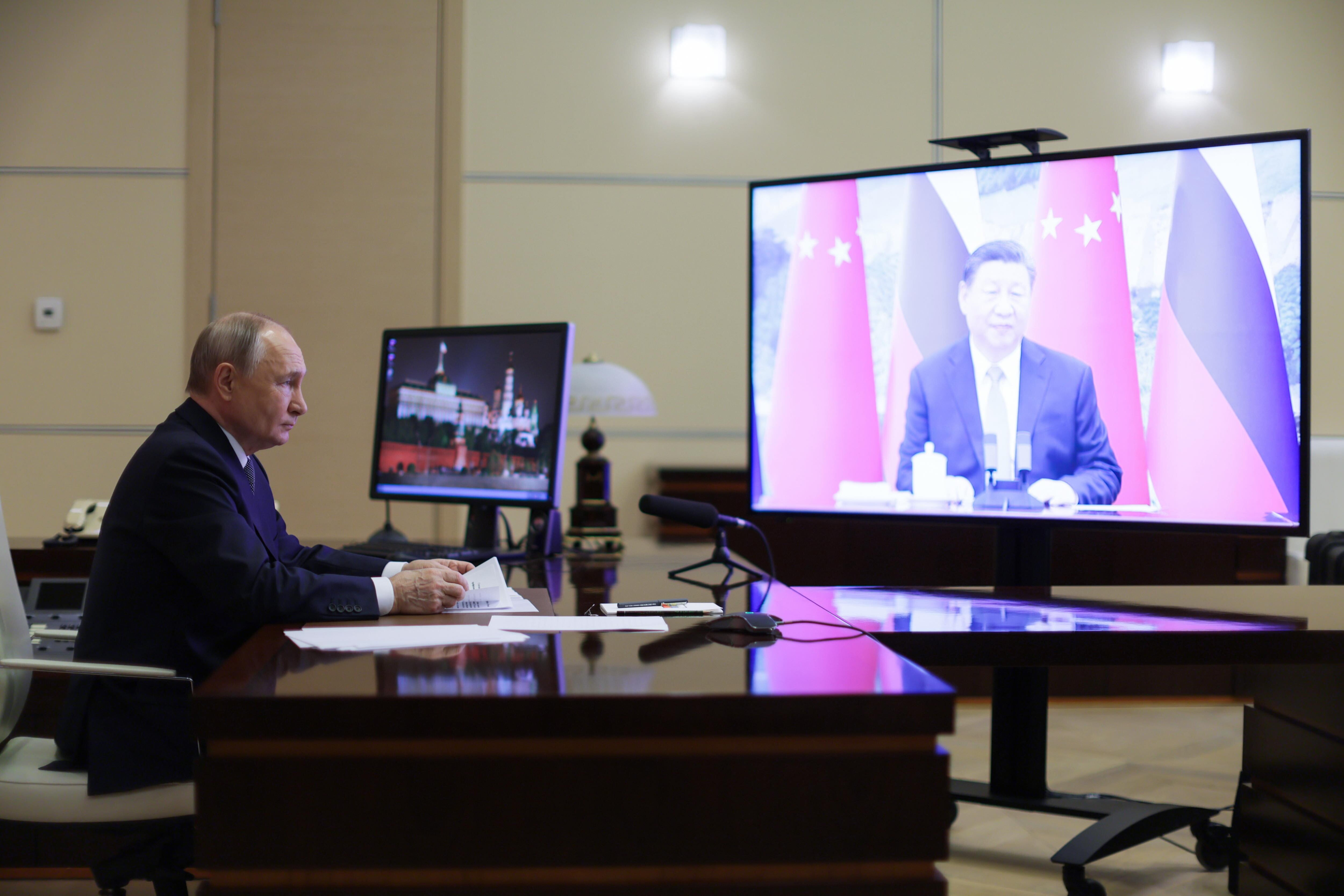Novo-ogaryovo (Federación Rusa), 20/01/2025.- El presidente ruso Vladímir Putin, mantiene una reunión con el presidente chino, Xi Jinping (en la pantalla), a través de videoconferencia.