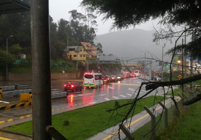 Cierran la vía a la Calera por fuertes lluvias. Foto: Cortesía POB